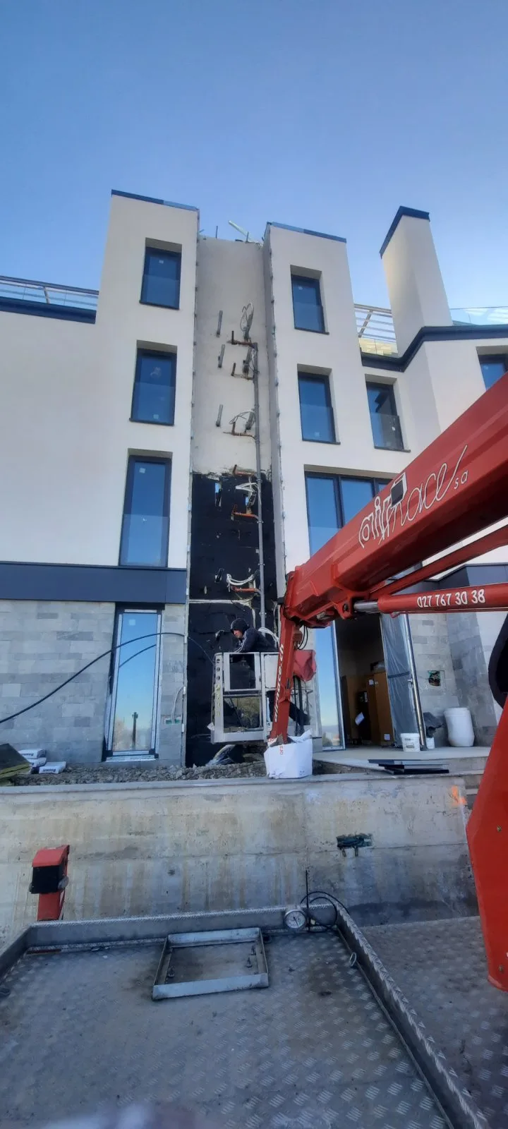 Правоспособен оператор работи от коша на автовишка, кв. Драгалевци, София