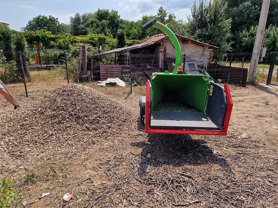 Купчина дървесен чипс до дробилката след надробяване, с. Голяновци
